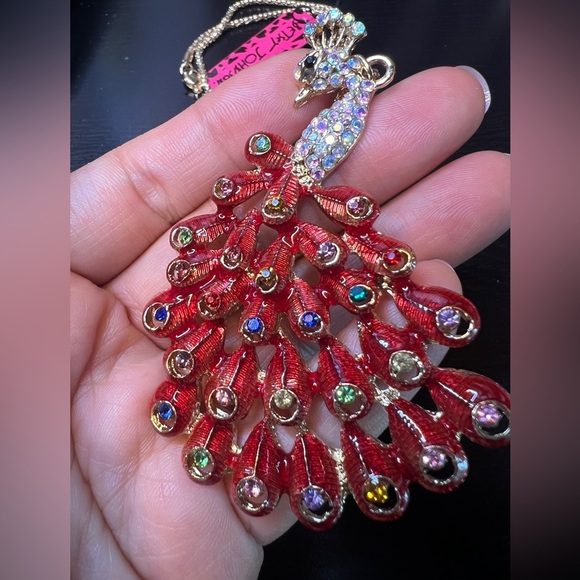 🦚 NWT! Betsey Johnson Red Rhinestone Peacock Necklace - Picture 2 of 5